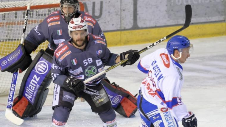 Extrem Heimstark: Goalie Patrick Killeen, Roland Hofer und die anderen "Buam". (Foto: Pattis)