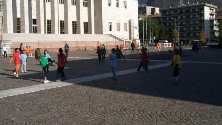 Der Bozner Gerichtsplatz steht am Sonntag im Zeichen des Fußballs und der Spiele mit Kindern.