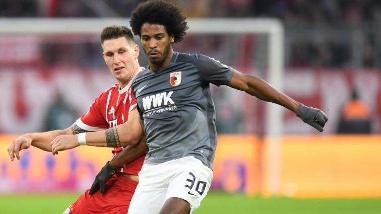 FCA-Stürmer Caiuby, hier im Duell mit Bayerns Niklas Süle, hat sich seit Tagen nicht gemeldet. © APA/afp / CHRISTOF STACHE
