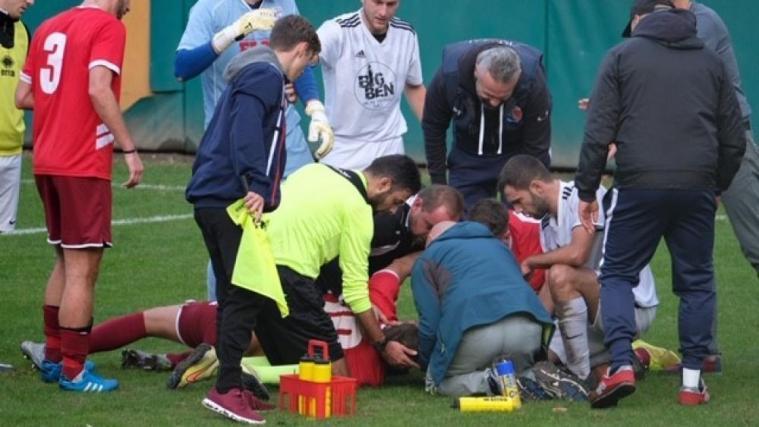 Nach dem Zusammenprall eilten Schiri, Spieler und Betreuer zur Hilfe. © Markus Dorn