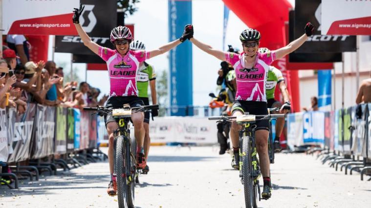 Die Damensieger Esther Süss und Jennie Stenerhag (Foto: Miha Matavz)