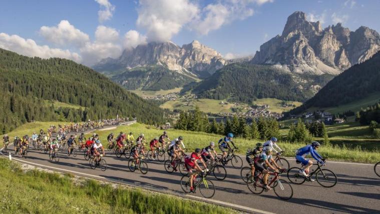 Vor dieser beeindruckenden Bergkulisse tingelten sich tausende Radler die Dolomitenpässe hoch.