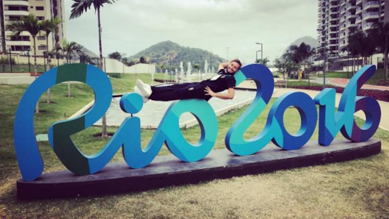 Maicol Verzotto posiert auf dem Olympischen Logo