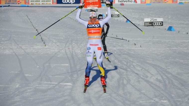 Charlotte Kalla riss in der Nordic Arena die Arme in die Höhe. (Foto: Michael Andres)