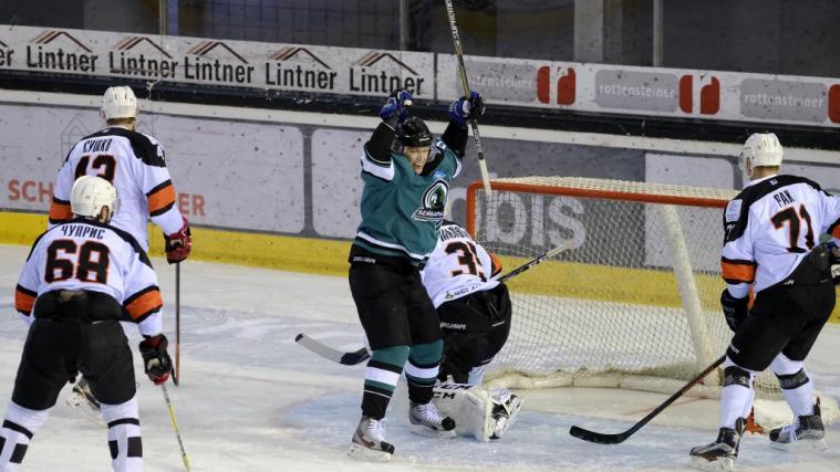 Dmitri Stepanov glich zum 1:1 für die Kasachen aus (alle Fotos: Max Pattis)