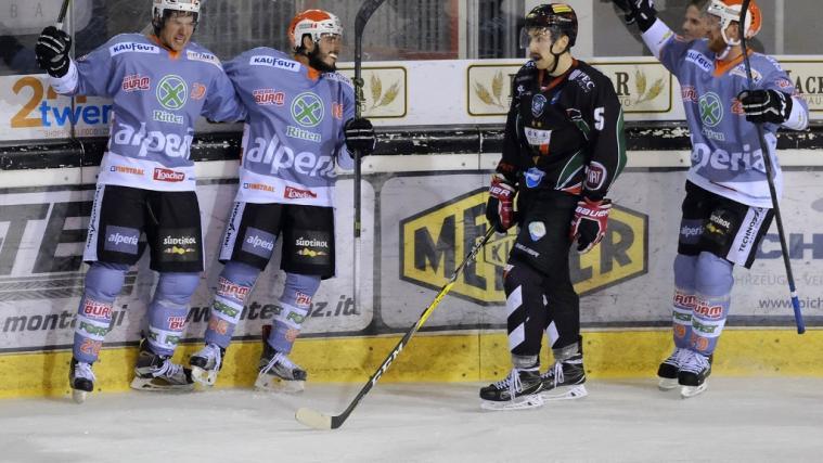 Jared Gomes, Tommaso Traversa und Jason Williams feiern das 1:0