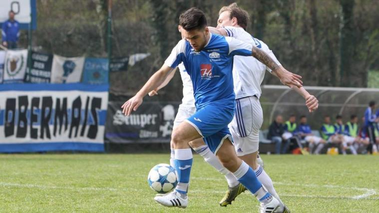 Ab auf die „Lahn“: Brixen-Goalgetter Luca Consalvo ist bei Lukas Höller und dem FC Obermais zu Gast. © www.runggaldier.it / Dieter Runggaldier