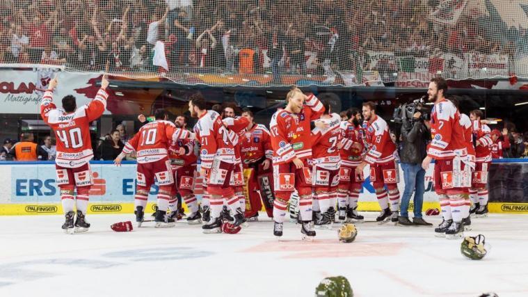 Der Moment, in dem es Realität wurde: Die HCB-Spieler feiern den unglaublichen Meistertitel. © APA / EXPA/JFK