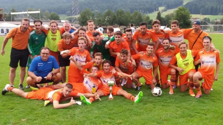 Der Bozner FC jubelt nach dem Turniersieg in Reischach