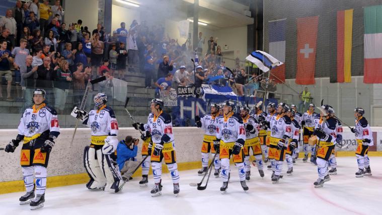 Der EV Zug feiert mit den mitgereisten Fans den Einzug ins Finale (Foto: Max Pattis)