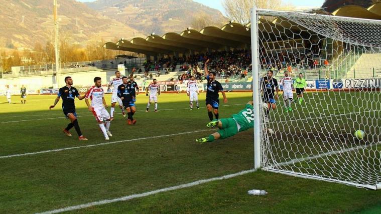 Berardocco (2. von links) trifft per Nachschuss zum 1:0 für den FCS. © Bordoni Sport