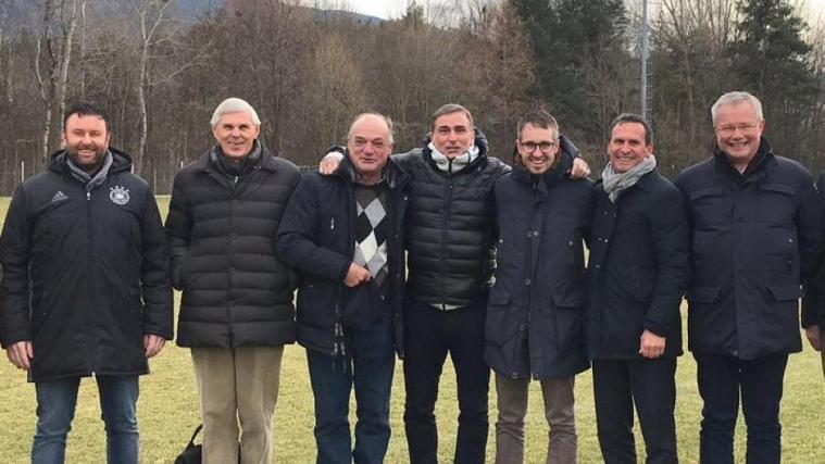 DFB Delegation besichtigt Sportanlagen in Natz: v.l. Patrick Reifenscheidt (Team-Manager U 21), Manfred Call, Rudi Huber (Präsident ASV Natz), Stefan Kuntz (Cheftrainer U 21), Alexander Überbacher (Bürgermeister von Natz-Schabs), Peter Gasser, Andreas Auer (Hotel Seehof).