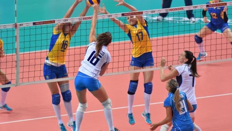 Raphaela Folie (re. im weißen Trikot) ließ mehrmals ihre Klasse aufblitzen (Foto: federvolley.it)