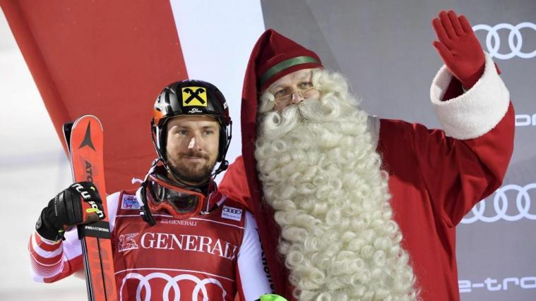Slalomsieger Marcel Hirscher und der „Santa Claus“ © APA/afp / MARKKU ULANDER