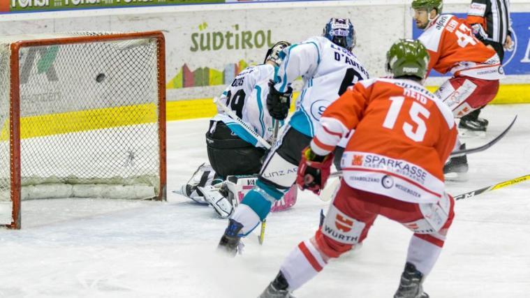 Ryan Glenn (r.) brachte den HCB früh in Führung (Foto: V. Antonello)