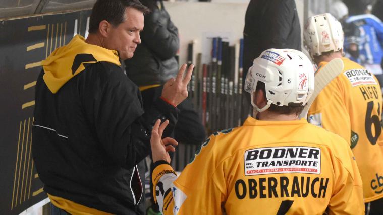 Ex-HCP-Trainer Mark Holick an der Bande (Foto: Foto Optik Rapid)