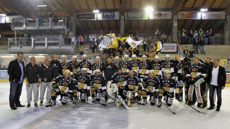 Der HC Pustertal Wölfe feiert den Gewinn des Supercups (Fotos: Pattis)