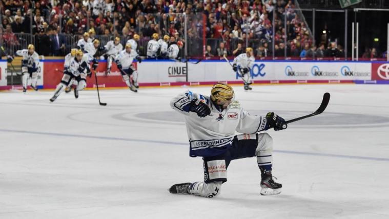 Alex Petan bejubelt seinen Siegtreffer in Köln. © Iserlohn Rooster/J. Brockmann