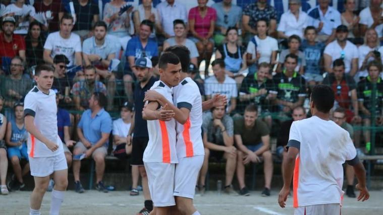 Lorenzo Sgarbi (2. von links) sorgte mit seinem Team FC Vladini vor 600 Zuschauern für die Sensation beim Paulsner Morktplotz-Turnier.