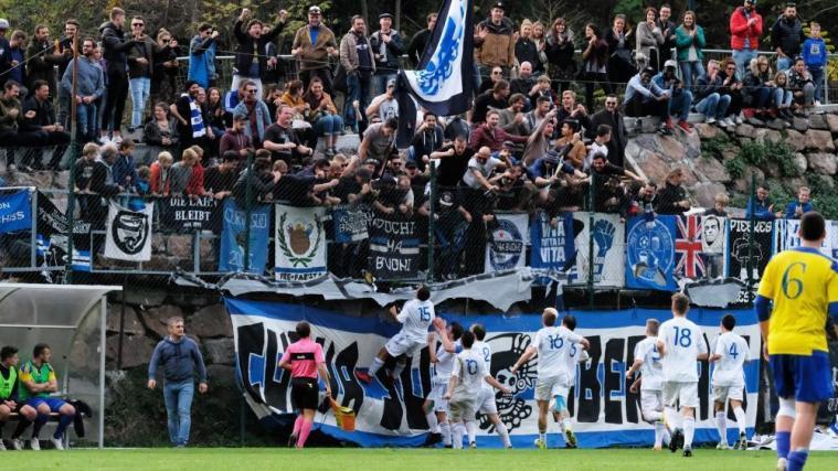 Obermais jubelt nach dem 2:0-Treffer durch Jamai, Naturns-Coach Kiem ist bedient. © www.runggaldier.it / Dieter Runggaldier