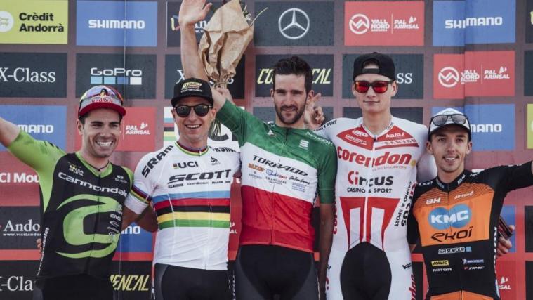 Gerhard Kerschbaumer steht am Podest erstmals ganz oben – inmitten der der Creme de la Creme des Mountainbikesports. © mtb-mag.com