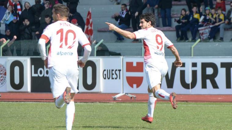 Heuer ein häufiges Bild: FCS-Torjäger Rocco Costantino (r.) jubelt nach einem Torerfolg, begleitet von Kapitän Hannes Fink. © Dlife-NF