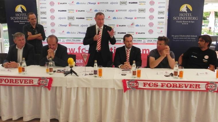 Die Führungsriege des FC Südtirol bei der Pressekonferenz in Ridnaun (Foto: SN)