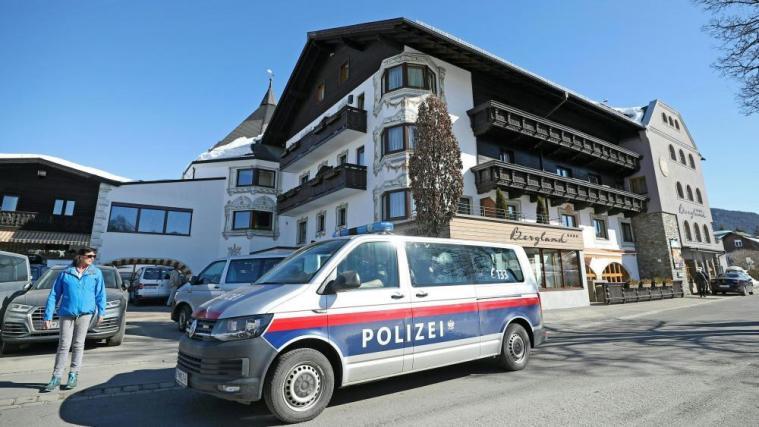Ein Polizeiauto vor dem Hotel Bergland, Mannschaftshotel der ÖSV-Langläufer © APA / GEORG HOCHMUTH
