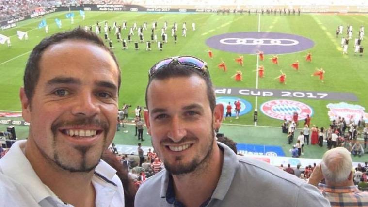 Peter Fill und Dominik Paris posen für ein Selfie in der Allianz Arena