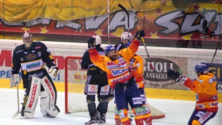 Der HCP schaut verdutzt, Asiago jubelt: Ein Sinnbild für das Halbfinale (Foto: Wassagruba)