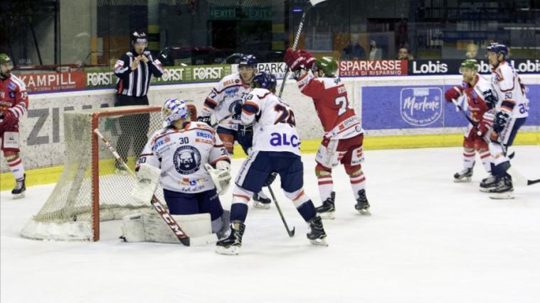 Chris DeSouza (Mitte) erzielte gegen Zagreb das wichtige 3:2. (Foto HCB/Giovanazzi)