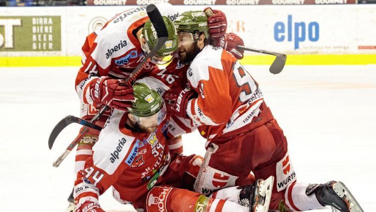 Anton Bernard (links), Daniel Frank (am Boden) und Luca Frigo feiern das 6:3. © APA / EXPA/JOHANN GRODER