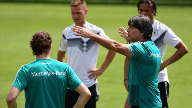 Joachim Löw (rechts), Cheftrainer der DFB-Auswahl. © APA/afp / MIGUEL MEDINA