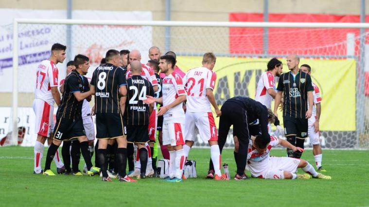 Musste gegen Feralpisalò ordentlich einstecken: Nicolò Casale (am Boden).