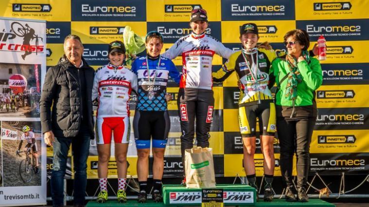 Eva Lechner strahlt vom Podium in Brugherio (Foto: Alessandro Billiani)