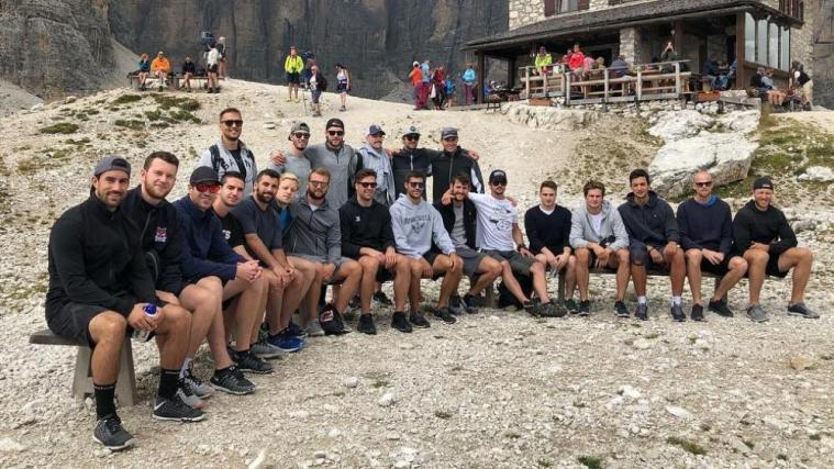 Zwecks Teambildung macht der HCB während der Trainingswoche in Corvara auch Ausflüge, wie hier z.B. zur Franz-Kostner-Hütte in der Sellagruppe. © Facebook HCB
