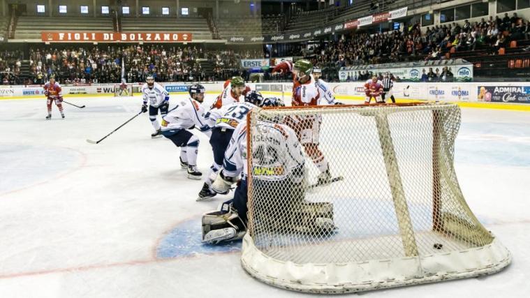 Allein im 1. Drittel landete der Puck fünf Mal im Fehervar-Tor. (Foto V. Antonello)