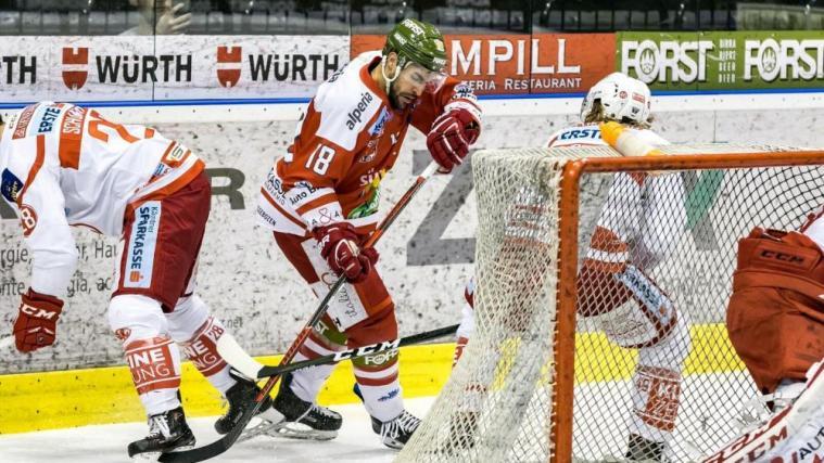 In der Klagenfurt-Zange: HCB-Crack Anton Bernard (Mitte). © Vanna Antonello