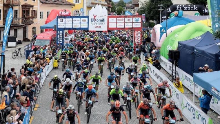 Der Start zum Dolomiti Superbike in Niederdorf © newspower.it