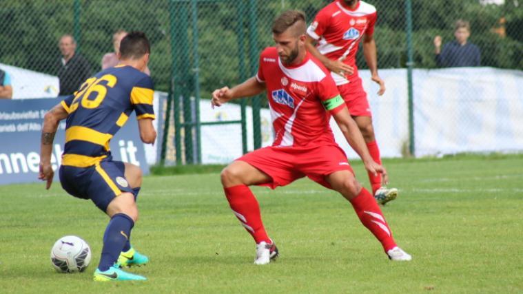 Alessandro Bassoli im Duell mit Torschütze Siligardi (Foto: Bordoni)