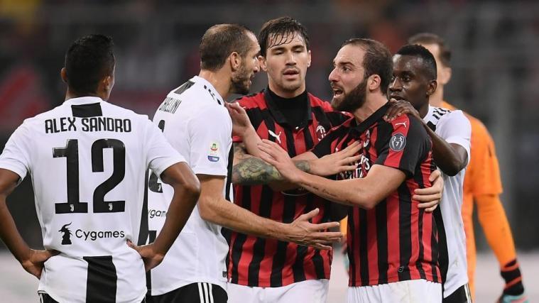 Giorgio Chiellini, Alessio Romagnoli und Blaise Matuidi versuchten den Argentinier nach dem Platzverweis zu beruhigen. © APA/afp / MARCO BERTORELLO