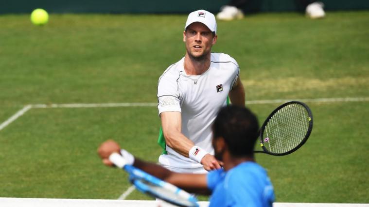Andreas Seppi schlägt in Kalifornien auf. © APA/afp / DIBYANGSHU SARKAR
