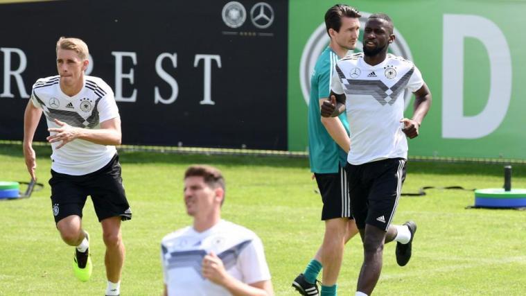 Individuelle Einheiten am Sonntag: Nils Petersen, Mario Gomez und Antonio Rüdiger (von links). © APA/afp / MIGUEL MEDINA