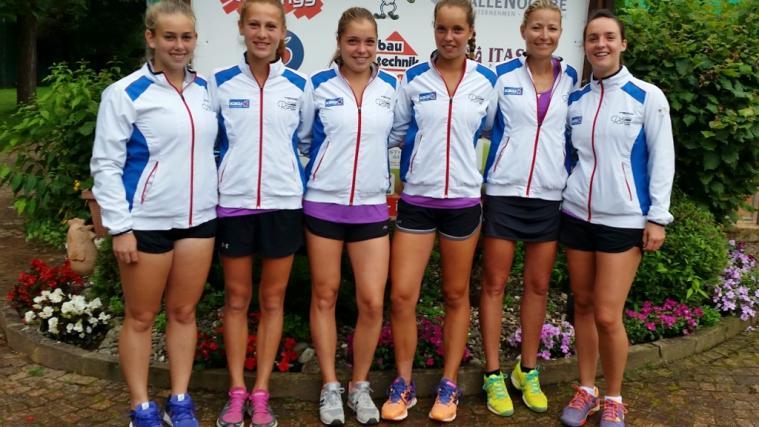 Sofie Walzl und Vickie Trocker mit ihren Teamkolleginnen
