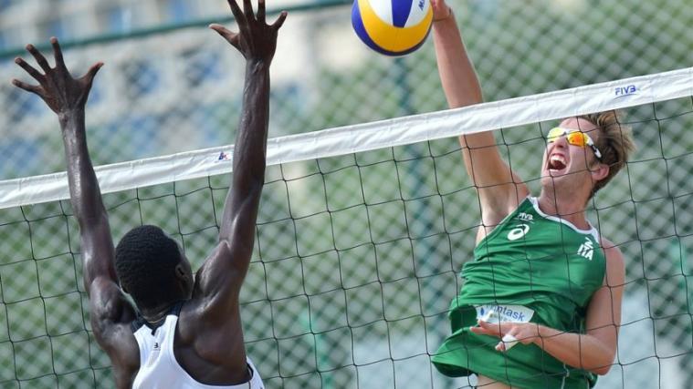 Jakob Windisch (re.) ist bei der U21-WM im Beachvolleyball auf Erfolgskurs (fivb.com)