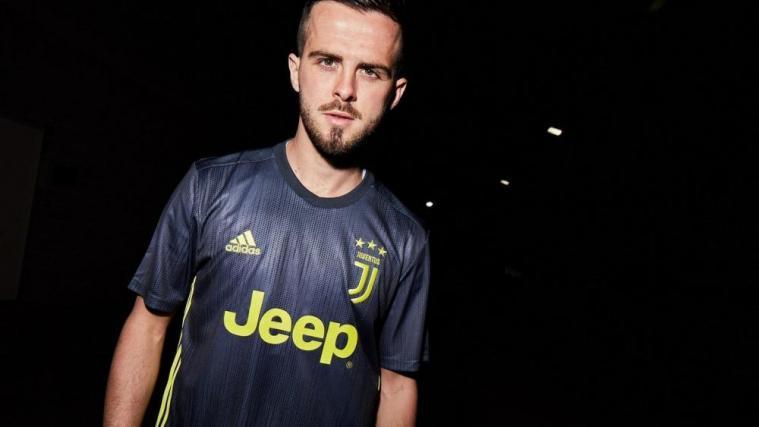 Juventus-Star Miralem Pjanic mit dem Trikot aus P