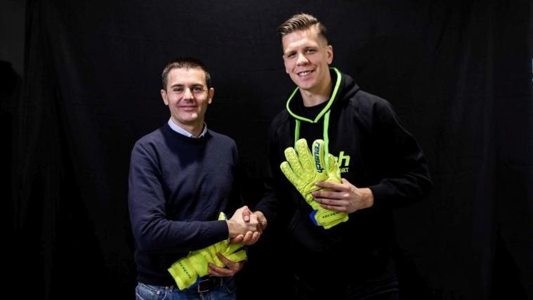 Erich Weitzmann, CEO bei Reusch, und Wojciech Szczesny (r.) besiegeln die Zusammenarbeit. © A. Huber
