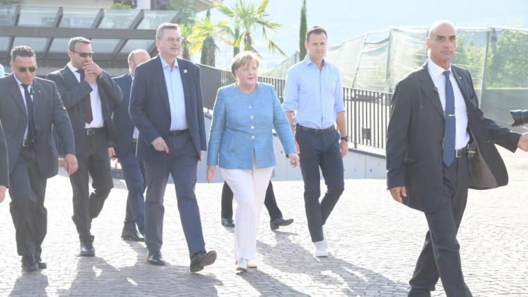 Angela Merkel zu Besuch beim DFB-Team zwischen Präsident Reinhard Grindel (l.) und Oliver Bierhoff. © DLife_LO