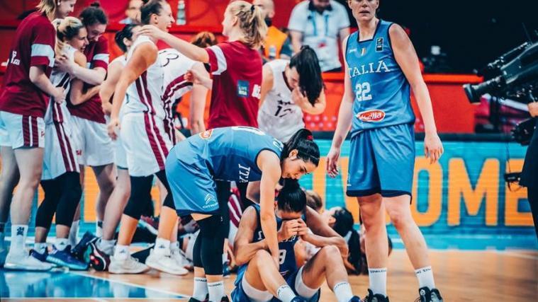 Das Bild spricht für sich: Lettland jubelt, Italien ist am Boden zerstört (Foto: fiba.com)