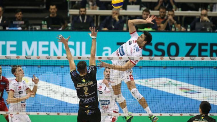 Simone Giannelli (links hinter dem Netz) und Co. verloren das Pokalfinale in 4 Sätzen (Trabalza)